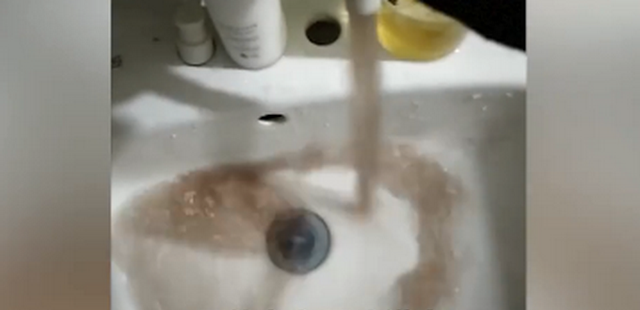 河南居民家自來水渾如咖啡，相關(guān)部門回應(yīng)：主管道水質(zhì)安全可正常飲用